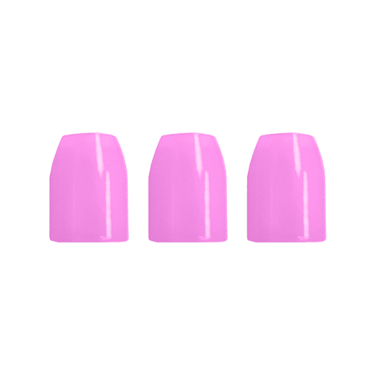 Das Bild zeigt drei nebeneinander stehende künstliche Fingernägel. Sie sind alle in einem glänzenden Pink lackiert.