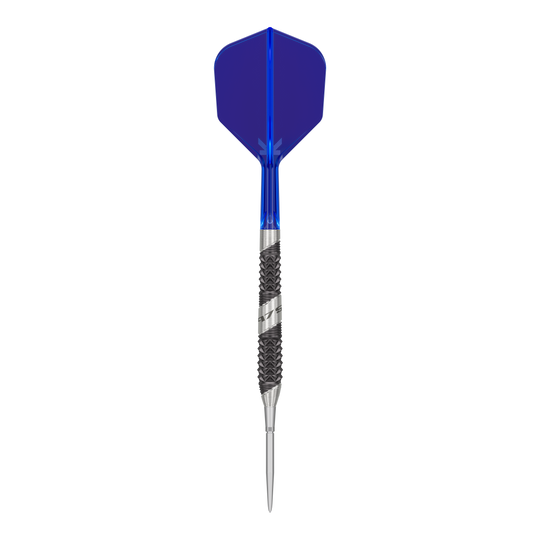 Target 975 Ultra Marine 02 Swiss Point Steel Darts Das Bild zeigt einen Pfeil mit einer blauen Flights und einer silber-schwarzen Metallspitze. Der Pfeil hat ein modernes und sportliches Design.