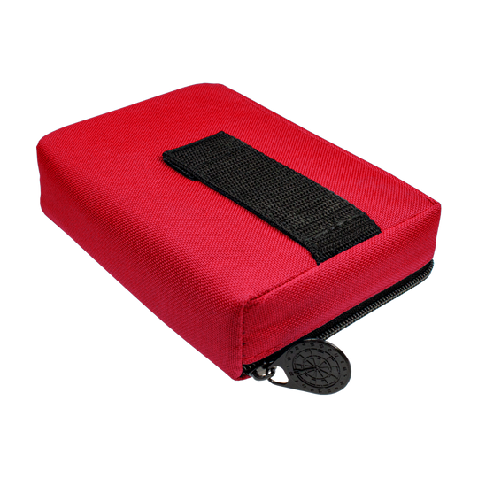 Auf dem Bild ist ein kleines, rotes Etui mit schwarzem Reißverschluss zu sehen. Es handelt sich um das Produkt „McDart Tasche Klein“.