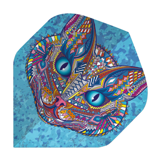 Das Bild zeigt ein Dart-Flight mit einem bunten, verzierten Katzenkopf auf blauem Hintergrund. Das Design ist sehr detailreich und verwendet viele verschiedene Farben und Muster.