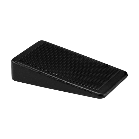 Das Bild zeigt einen schwarzen, keilförmigen Abstandshalter aus Kunststoff. Es handelt sich um einen Mission Dartboard Wedge, der zur Stabilisierung von Dartscheiben verwendet wird.