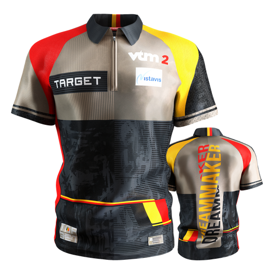 Target Coolplay Dimitri Van Den Bergh 2025 dart shirt Das Bild zeigt das "Target Coolplay Dimitri Van Den Bergh 2025 Dartshirt" von vorne und hinten. Das Shirt ist bunt gestaltet mit den Farben Schwarz, Rot, Gelb und Beige und trägt verschiedene Logos sowie den Schriftzug "DREAMMAKER" auf der Rückseite.