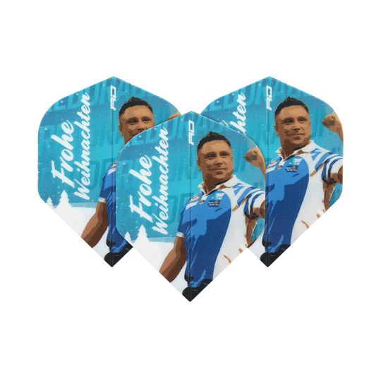 Auf dem Bild sind drei blaue Dart-Flights mit dem Motiv eines Sportlers und der Aufschrift "Frohe Weihnachten" zu sehen. Die Flights sind ein Produkt namens "Red Dragon Merry Christmas Flights Gerwyn Price Blue".