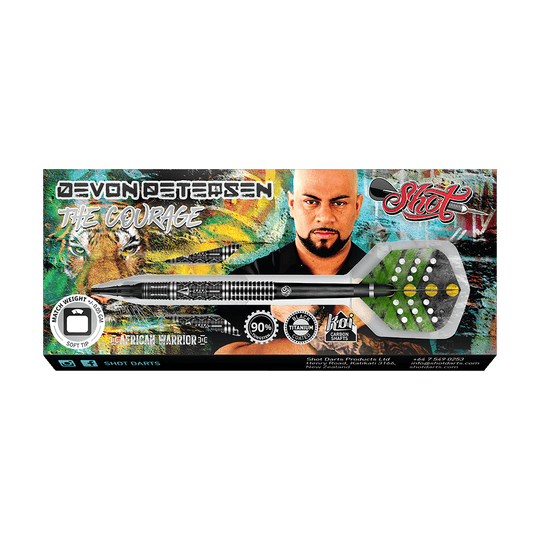 66760_Shot_Devon_Petersen_The_Courage_Softdarts_3 Die Abbildung zeigt das Produkt "Shot Devon Petersen The Courage Softdarts" in seiner Verpackung. Auf der Verpackung sind ein Dart, ein Porträt von Devon Petersen und bunte Designelemente zu sehen.