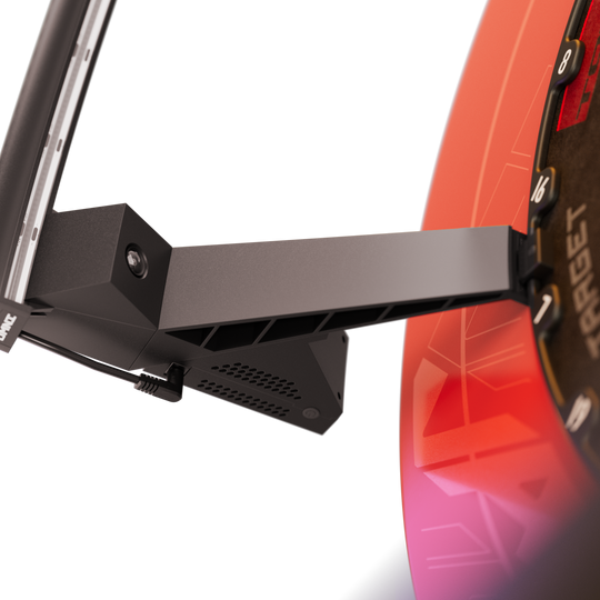 Target OMNI auto-scoring system Das Bild zeigt das Target OMNI Auto-Scoring-System, das an einer Dartscheibe befestigt ist. Der Fokus liegt auf dem modernen Sensorarm und der leuchtenden Umrandung der Scheibe.