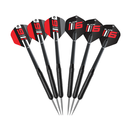B6XLSET_Winmau_Blade_6_Dartboard_Set_mit_2_Sets_Darts_und_Winmau_Surround_4 Das Bild zeigt sechs Darts mit schwarzen und roten Flights, auf denen "Blade 6" steht. Es handelt sich um das Winmau Blade 6 Set mit 2 Sets Darts.