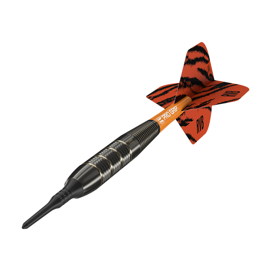 Das Bild zeigt einen Softdartpfeil mit schwarzem und silbernem Griff sowie einer orange-schwarzen Flugfeder. Auf der Feder steht "RVB" und der Schaft ist mit "PRO GRIP" beschriftet.
