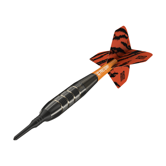 170015_Target_Raymond_Van_Barneveld_Brass_Softdarts_4 Das Bild zeigt einen Softdartpfeil mit schwarzem und silbernem Griff sowie einer orange-schwarzen Flugfeder. Auf der Feder steht "RVB" und der Schaft ist mit "PRO GRIP" beschriftet.
