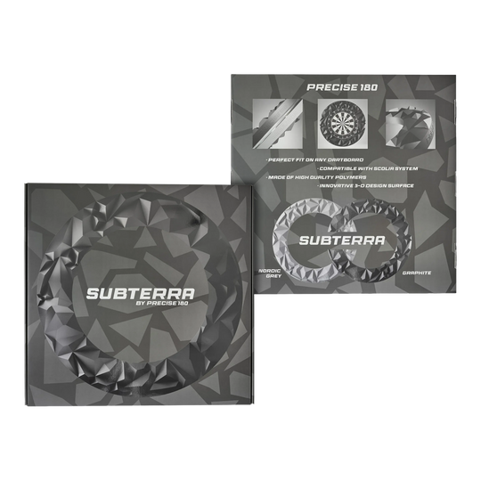 Hier ist das Precise 180 3D Dartboard Surround Subterra in Nordic Grey abgebildet. Es schützt die Umgebung der Dartscheibe vor Treffern.