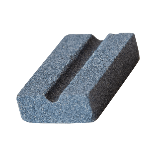 616_QD8200690_XQMax_Steeldart_Schleifstein_1 Das Bild zeigt einen XQMax Steeldart Schleifstein. Der Schleifstein hat eine raue Oberfläche und eine Rille in der Mitte zum Schärfen von Dartspitzen.
