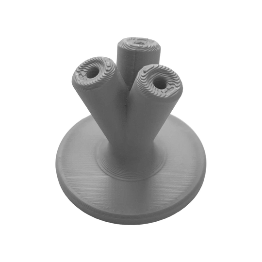 Hier sieht man einen kompakten Dart-Halter in Grau. Dieses Zubehör ist praktisch für die Aufbewahrung von Darts.