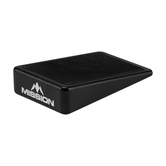 Das Bild zeigt einen schwarzen Keil mit der Aufschrift "MISSION". Es handelt sich um einen Abstandshalter für Dartboards aus dem 8er-Set "Mission Dartboard Wedges Abstandshalter".