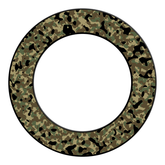 McDart Camo Dartboard Surround Das Bild ist ein Produkt mit dem Namen 'DBS-CAMO1_McDart_Camo_Dartboard_Surround_Woodland_2'. Es handelt sich um eine Tarnmuster-Umrandung für ein Dartboard.