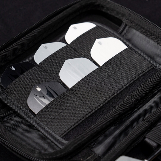 Takoma XL Ghost Series Chris Dobey dart case Das Bild zeigt das „Target Takoma Bolide XL Dartcase“, das mehrere Dart-Flights in schwarzen und weißen Farben organisiert aufbewahrt. Die Flights sind sicher in elastischen Halterungen im Inneren des schwarzen Etuis verstaut.