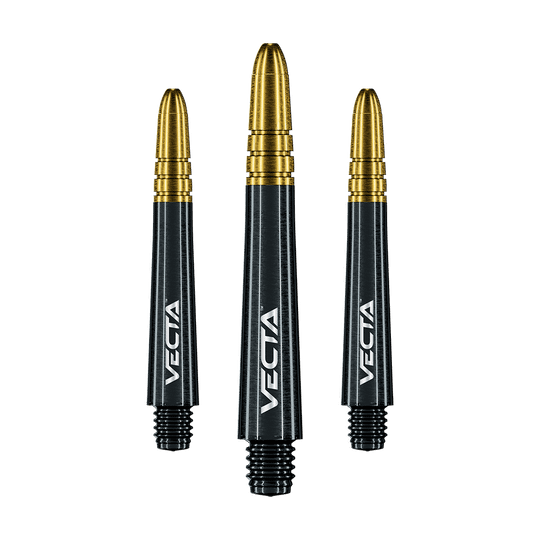 7025-409_Winmau_Vecta_Shafts_Schwarz_Gold_37mm_1teSlm54iNwsM3 Das Bild zeigt drei schwarze und goldene Dartschäfte mit der Aufschrift "Vecta". Die Schäfte stehen nebeneinander auf einem grünen Hintergrund.