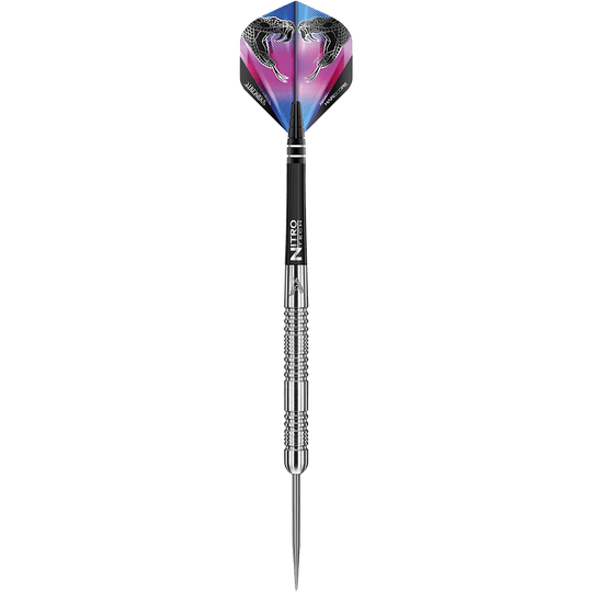 RD1677-RedDragon-Peter-Wright-Snakebite-Euro-11-Steeldarts-1 Das Bild zeigt einen Red Dragon Peter Wright Snakebite Euro 11 Steeldart. Der Dart hat eine silberne, präzise gearbeitete Spitze und einen Flight mit Schlangenmotiven in Blau und Pink.