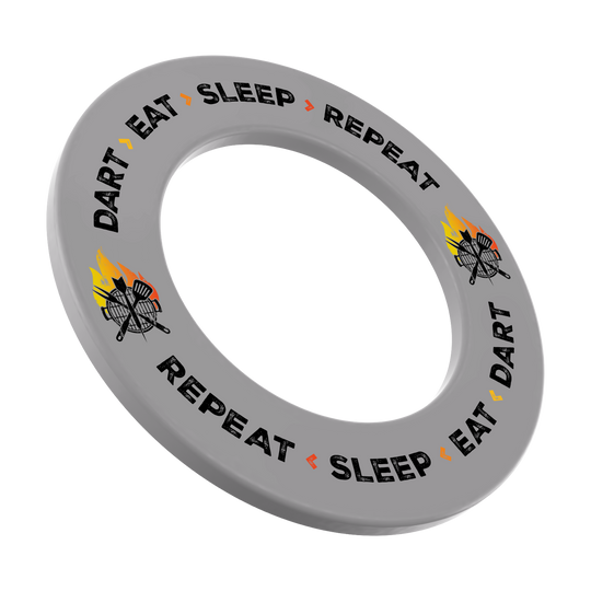 Dartboard-Surround in grauer Farbe mit dem Slogan 'Dart Eat Sleep Repeat'. Auf dem Bild ist das Produkt frontal zu sehen.