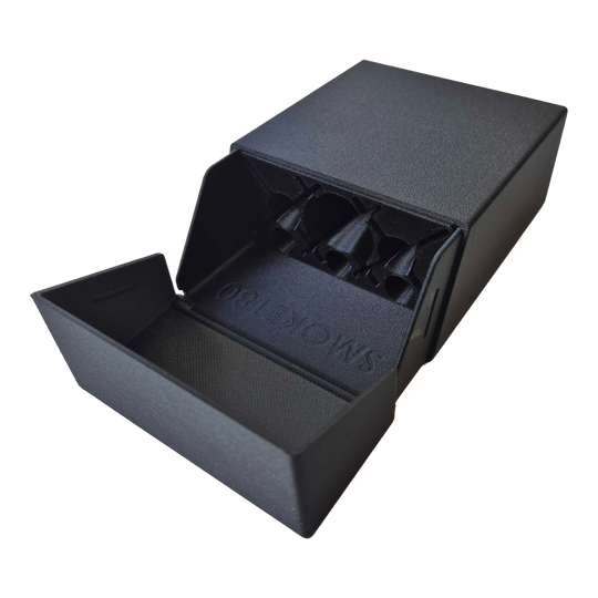 Smoke 180 Dart Case with Custom Design - Black Nahaufnahme des Smoke 180 Dartcase mit individuellem Design in Schwarz. Die Verschluss-Mechanik ist erkennbar.
