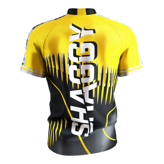 Das Bild zeigt ein gelb-schwarzes Dartshirt mit dem großen weißen Schriftzug "SHAGGY" auf der Rückseite. Das Shirt hat ein auffälliges, modernes Design mit dynamischen Linien und Mustern.