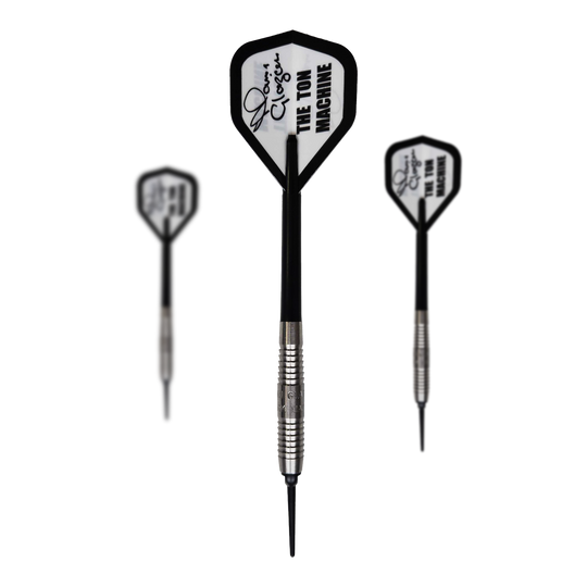 McKicks Alam Glazier Shark Machine Soft Darts Das Bild zeigt drei Softdarts des Produkts "McKicks Alam Glazier Shark Machine". Die Darts haben silberne Griffe und weiße Flights mit der Aufschrift "THE TON MACHINE".