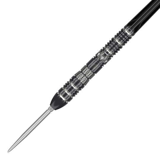 Das Bild zeigt einen hochwertigen Steeldart mit schwarzem und silbernem Design. Der Dart hat eine markante, strukturierte Griffzone und eine spitze Metallspitze.