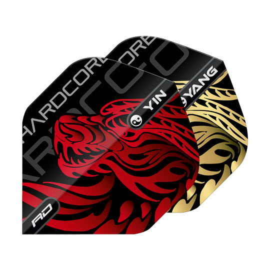 Red Dragon Jonny Clayton Gold Red Yin Yang Standard Flights Das Bild zeigt zwei Dart-Flights mit auffälligen Drachenmotiven in Rot und Gold. Auf den Flights stehen die Worte „Yin Yang“ und „Hardcore“.