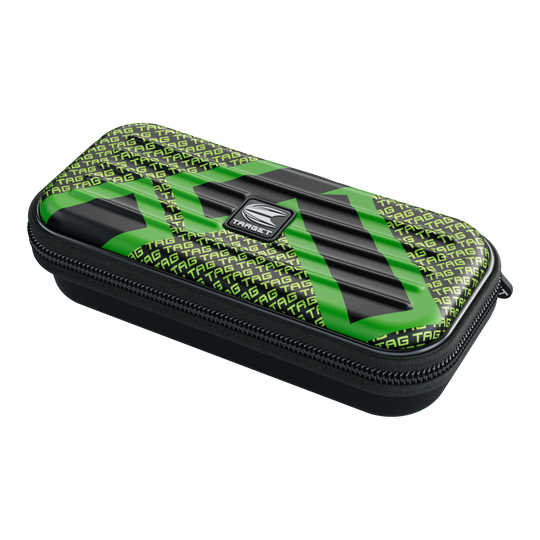 Das Bild zeigt ein rechteckiges Etui mit Reißverschluss, das vorwiegend schwarz und grün ist. Auf dem Etui steht mehrfach das Wort "TAG" und in der Mitte befindet sich ein silbernes "TARGET"-Logo.