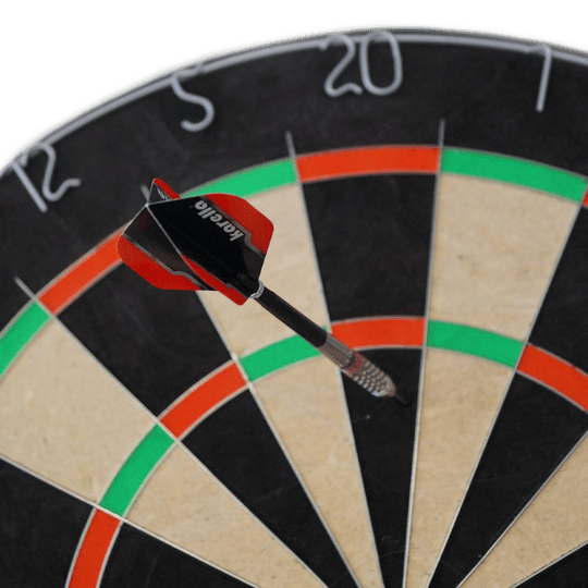 Karella Dartboard BullOut Set including 2 sets of steel darts Zu sehen ist das Karella Dartboard BullOut Set mit zwei Sätzen Steeldarts. Perfekt für Einsteiger und Fortgeschrittene.