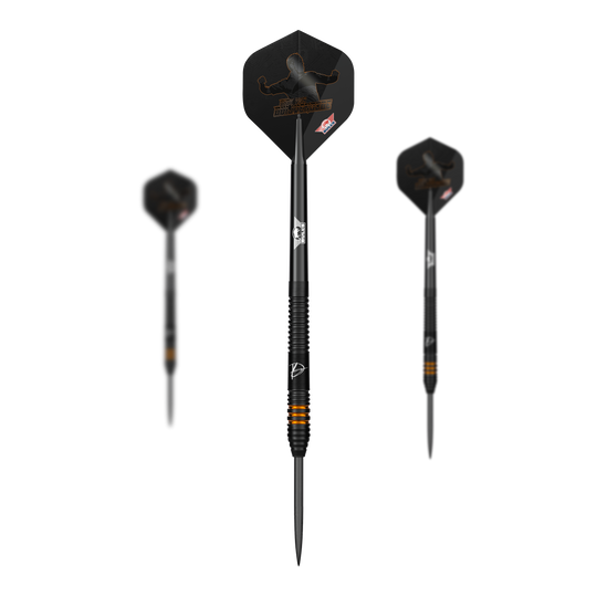Bulls NL Dirk Van Duijvenbode Edition 2 steel darts Das Bild zeigt drei Steeldarts der Marke "Bulls NL Dirk Van Duijvenbode Edition 2". Die Darts sind schwarz mit orangen Akzenten und besitzen Flights mit einer schwarzen Silhouette.