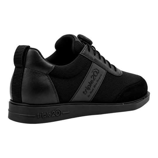 Triple20 Dart Shoes Textile with Twist Closure - Black Das Bild zeigt die Triple20 Dartschuhe Textil mit Drehverschluss - Schwarz. Die Schuhe sind für den Dartsport gedacht.