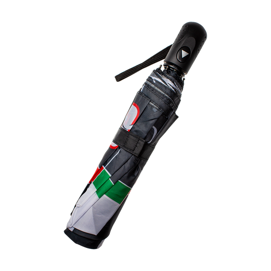 SCHIRM-McDart-Dartboard-Regenschirm-3Cxn2CkraSV4Ev Dies ist der zusammengefaltete McDart Dartboard Regenschirm. Der Schirm hat ein Design, das an eine Dartscheibe erinnert.