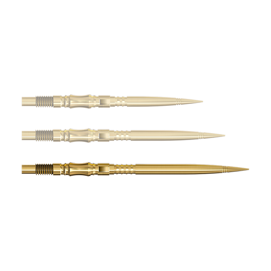 Eine einzelne Dartspitze in Gold ist von nahe gezeigt. Die Spitze ist nach rechts ausgerichtet.