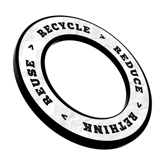 McDart Recycle Reduce Rethink Reuse Dartboard Surround Ein Dartboard-Surround Ring mit markantem Schriftzug liegt mittig. Die Ränder und Zahlen sind exakt platziert.
