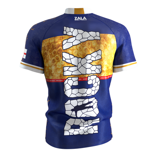 Target Coolplay Josh Rock Dart Shirt 2025 Dies ist das "Target Coolplay Josh Rock Dartshirt 2025" in blauer Farbe mit gelben und weißen Akzenten. Auf der Rückseite befindet sich ein auffälliger grafischer Schriftzug in weißem Mosaik-Design.