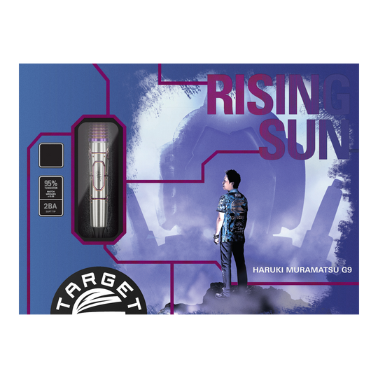 Auf dem Bild ist die Verpackung der "Target Japan Haruki Muramatsu Rising Sun GEN9 2BA Softdarts - 21,5g" zu sehen. Rechts steht eine Person und im Hintergrund ist ein großes, stilisiertes Design mit dem Text "Rising Sun".