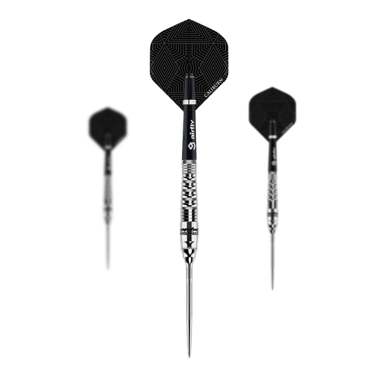 Caliburn Wolfpack W3 Steeldarts - 21g Das Bild zeigt drei Steeldarts des Modells "Caliburn Wolfpack W3" mit einem Gewicht von 21g. Die Darts haben silberne Spitzen und Schäfte sowie schwarze Flights mit geometrischem Muster.