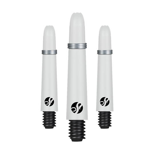 Shot Koi Carbon Shafts - White Auf dem Bild sind drei weiße, spitz zulaufende Dart-Schäfte mit schwarzem Gewinde und silbernem Ring zu sehen. Jeder Schaft trägt ein schwarzes Logo in der Nähe des unteren Endes.
