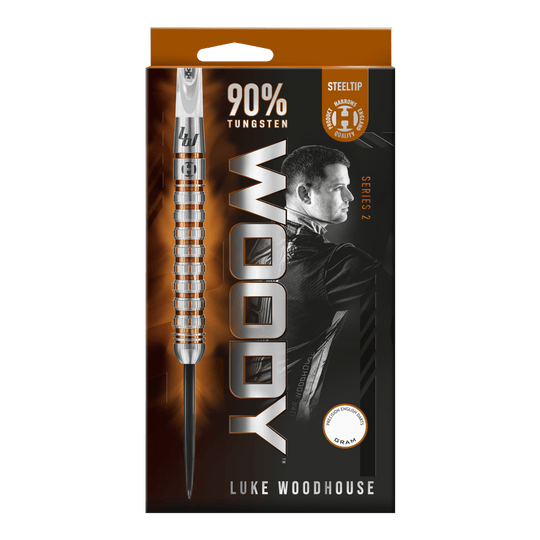 Harrow's Luke Woodhouse Series 2 steel darts Das Bild zeigt die Verpackung der Harrows Luke Woodhouse Series 2 Steeldarts. Auf der Vorderseite sind ein Dartpfeil, der Name "WOODY" und ein Bild von Luke Woodhouse zu sehen.