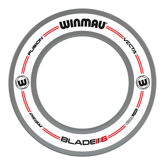 Das Bild zeigt das Winmau Pro-Line Original White Dartboard Surround. Es ist ein weißer, runder Schutzring mit schwarzen und roten Akzenten sowie verschiedenen Aufdrucken.