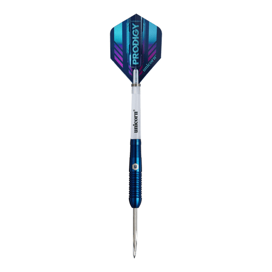 Unicorn Prodigy 02 Torpedo steel darts Das Bild zeigt einen Unicorn Prodigy 02 Torpedo Steeldart. Der Dartpfeil hat blaue und silberne Farben mit einer spitzen Metallspitze und einem modernen Flight-Design.