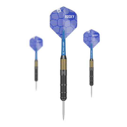 Target Josh Rock Brass Steel Darts - 22g Das Bild zeigt drei Target Josh Rock Brass Steeldarts mit einem Gewicht von 22g. Die Darts haben blaue Flights mit dem Aufdruck „ROCKY“ und einen schwarz-goldenen Griffbereich.