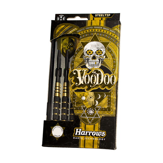 Die Abbildung zeigt die Verpackung der „Harrows Voodoo Brass Steeldarts“ mit auffälligem gelb-schwarzem Design und einem Totenkopf-Motiv. In der Verpackung sind drei Steeldarts sichtbar platziert.