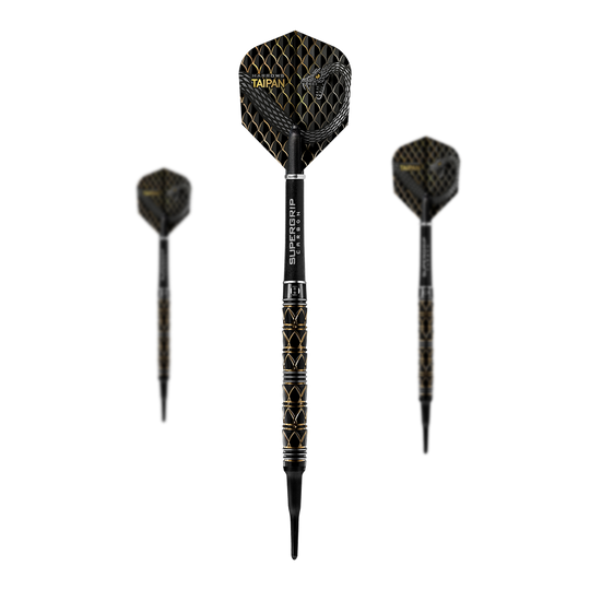 Harrows Taipan soft darts Das Bild zeigt drei Harrows Taipan Softdarts mit schwarzem und goldenen Design. Im Vordergrund ist ein Dartpfeil deutlich zu sehen, während zwei weitere im Hintergrund stehen.
