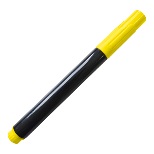 Auf dem Bild ist ein schwarzer Whiteboard-Marker mit gelber Kappe und gelbem Ende zu sehen. Der Marker liegt schräg auf einem schwarzen Hintergrund.