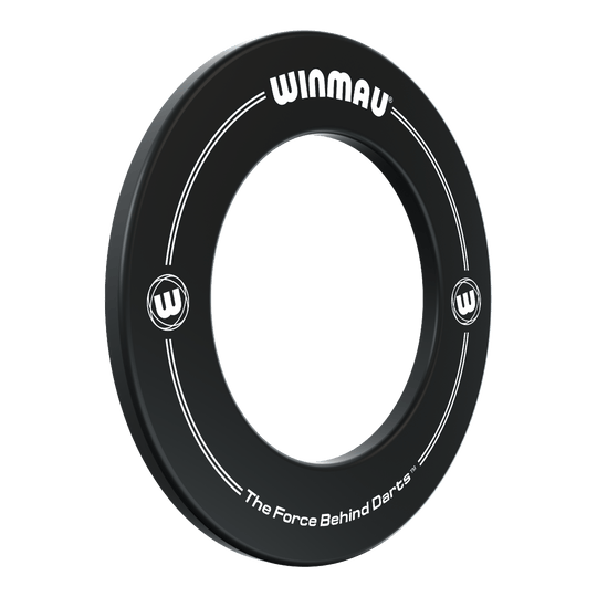 Winmau Dartboard Surround 2022 Das Bild zeigt einen schwarzen Dartboard-Surround-Ring der Marke Winmau. Auf dem Ring stehen die Worte „WINMAU“ und „The Force Behind Darts“.