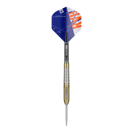 Dies ist ein Steeldart der Marke Target, Modell Raymond Van Barneveld Chrono 95 Swiss Point. Der Dart hat ein modernes Design mit gold-silbernem Barrel und einem blauen Flight mit orangen Details.