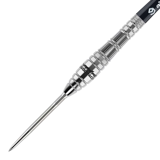Dies ist ein Caliburn Wolfpack W2 Steeldart mit einem Gewicht von 22 Gramm. Der Dart ist aus Metall gefertigt und hat ein geriffeltes Griffdesign für besseren Halt.