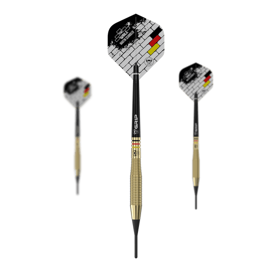 Das Bild zeigt drei Softdarts des Modells "Bulls Martin Schindler The Wall Brass" mit einem Gewicht von 18g. Die Flights sind mit einem Mauer-Design und den Farben der deutschen Flagge verziert.