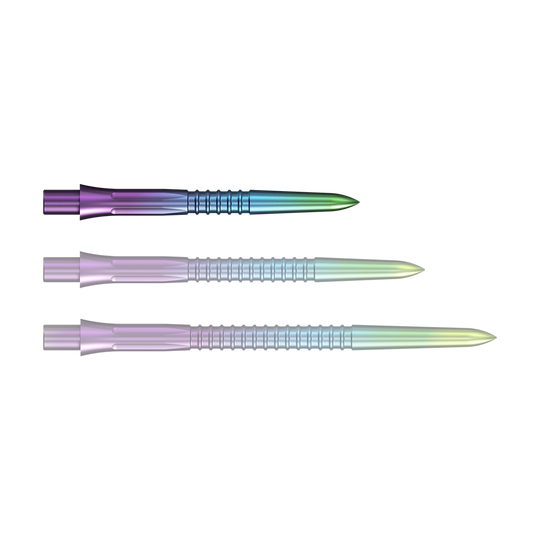 Gezeigt wird eine einzelne Steeldartspitze mit Rainbow-Effekt. Die Oberfläche schimmert in verschiedenen Farbtönen.