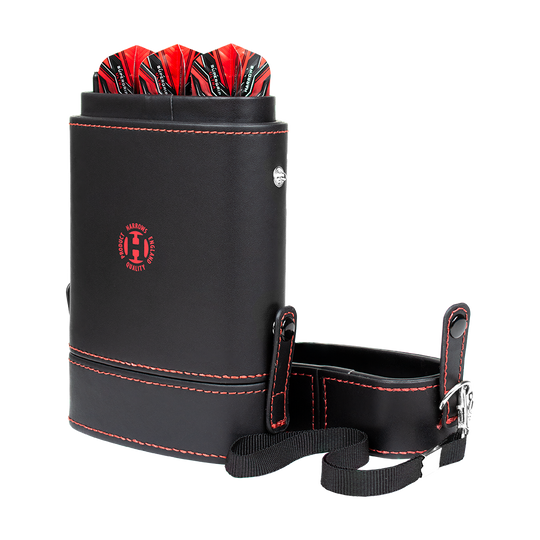 Das Bild zeigt das Harrows Prima Dartcase in Schwarz mit roter Naht. Im Etui befinden sich mehrere vollständig montierte Dartpfeile.